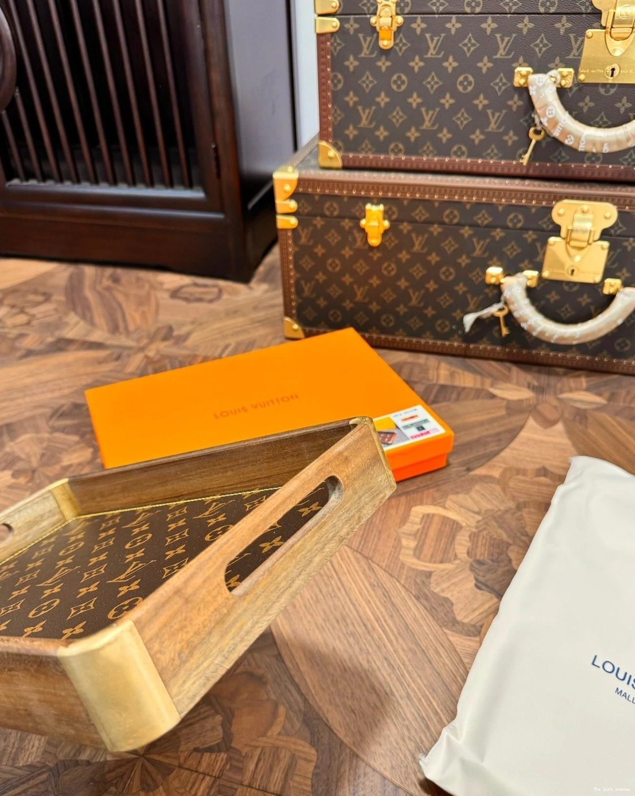 LV CUSTOM TRAY SERVING 0807